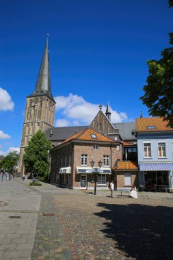 Viersen (Suchteln), Almanya - 20 Mayıs. 2021: Kilise kulesi geçmişi olan ortaçağ evleri ve dükkanları
