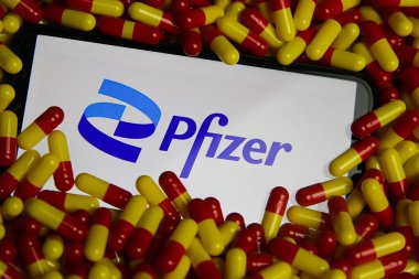 Viersen, Almanya - 9 Mayıs. 2021: Pfizer ilaç şirketinin logo harfleriyle cep telefonu ekranının kapatılması (Pfizer kelimesinin merkezine odaklan)