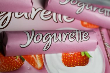 Viersen, Almanya - 9 Mayıs. 2021: Paketin üzerinde pembe yoğurtlu yoğurt çikolatası.