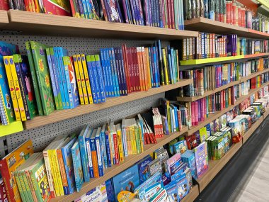 Viersen, Almanya - 9 Mayıs. 2021: Almanca kitapçıda çok sayıda çocuk kitabı ile kitaplıkta görüntüle (solda odaklan)