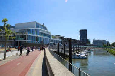 Venlo, Hollanda - 9 Haziran. 2021: Maas Nehri üzerinden Hollanda 'nın silueti üzerinde limanı ve tekneleri olan yaz manzarası