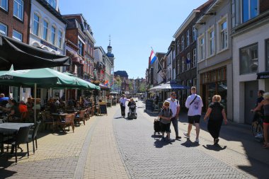 Venlo, Hollanda - 9 Haziran. 2021: Durch kasabasında eski geleneksel evler ve restoranlarla yaya caddesinde manzara