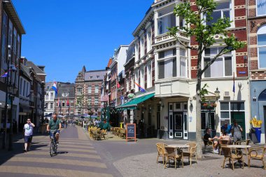 Venlo, Hollanda - 9 Haziran. 2021: Durch kasabasında eski geleneksel evler ve restoranlarla yaya caddesinde manzara