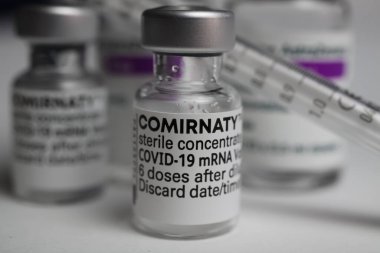 Viersen, Almanya - 9 Haziran. 2021: İzole edilmiş biyoteknoloji pfizer mrna covid-19 aşı tüplerinin Macro yakın çekimi
