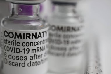 Viersen, Almanya - 9 Haziran. 2021: İzole edilmiş biyoteknoloji pfizer mrna covid-19 aşı tüplerinin Macro yakın çekimi