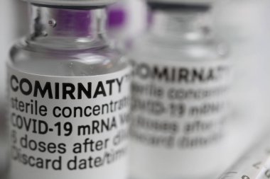Viersen, Almanya - 9 Haziran. 2021: İzole edilmiş biyoteknoloji pfizer mrna covid-19 aşı tüplerinin Macro yakın çekimi