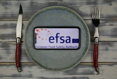 Viersen, Almanya - 9 Haziran 2021: Avrupa Gıda Güvenliği Derneği (efsa, telefon ekranının merkezine odaklan)