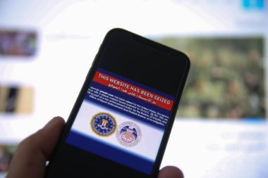 Viersen, Almanya - 9 Haziran. 2021: Cep telefonu ekranında FBI bildirimi ile görüntüleme Bu web sitesi ele geçirildi, bulanık Arapça site bayrağı arkaplanı (üst harf merkezine odaklan)