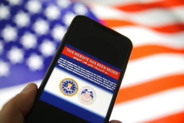 Viersen, Almanya - 9 Haziran. 2021: Cep telefonu ekranında FBI bildirimi ile görüntülenen bu web sitesine el konuldu, bayraklar bulanıklaştı (üst harf merkezine odaklanın)