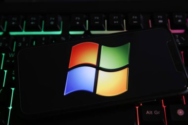 Viersen, Almanya - 9 Haziran. 2021: Cep telefonu ekranının kapatılması ve bilgisayar klavyesinde Windows 'un logo harfleri