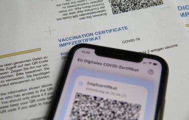 Viersen, Almanya - 24 Haziran. 2021: Cep telefonu ekranının dijital covid-19 aşı sertifikası ile kapatılması