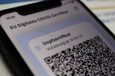 Viersen, Almanya - 24 Haziran. 2021: Cep telefonu ekranının dijital covid-19 aşı sertifikası ile kapatılması