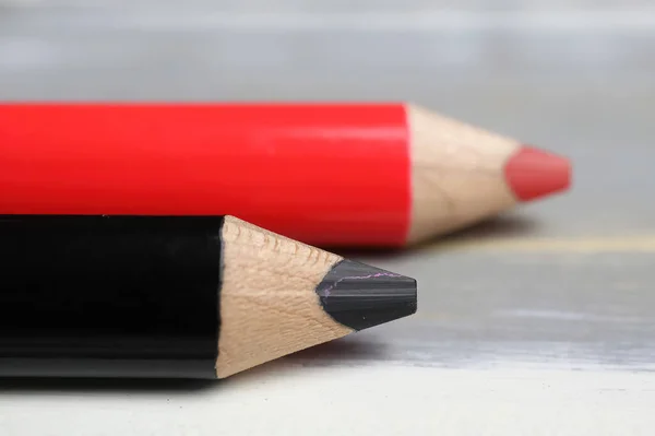 Gros Plan Crayons Noirs Rouges Colorés Isolés Sur Fond Bois — Photo