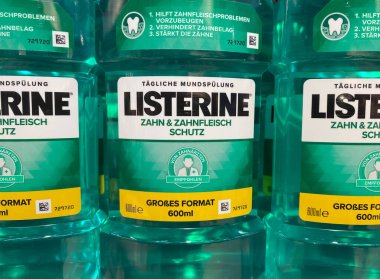 Viersen, Almanya - 9 Haziran. 2021: Alman süpermarketinin rafındaki listerin gargara şişelerinin kapatılması