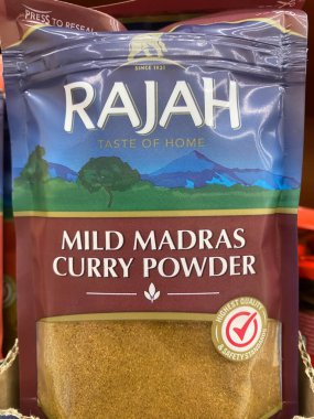 Viersen, Almanya - 9 Haziran. 2021: Alman süpermarketinin rafında Hint Rajah köri tozunun kapanışı