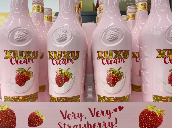 6月9日 德国维尔森 2021年 在德国超级市场货架上装粉红色瓶装草酸奶油草莓液 — 图库照片