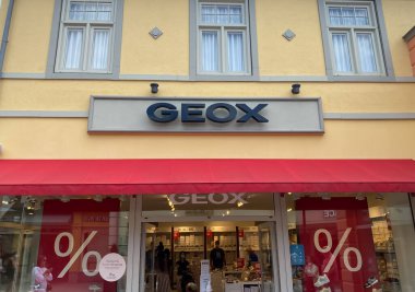 Roermond, Hollanda - 1 Temmuz. 2021: Jeox ayakkabılarının logosu ile mağaza cephesine bakın