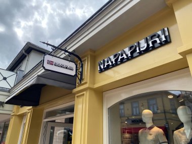 Roermond, Hollanda - 1 Temmuz. 2021: Napapijri moda markasının logo harfleriyle mağaza cephesine bakın