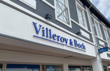Roermond, Hollanda - 1 Temmuz. 2021: Villeroy ve Boch Seramik Şirketi 'nin logo harfleriyle mağaza cephesine bakın