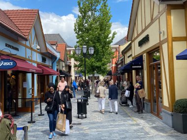 Roermond (tasarım mağazası), Hollanda - 1 Temmuz. 2021: Yazın mağazalar ve insanların dış ülkelerde alışveriş yaptığı cadde manzarası