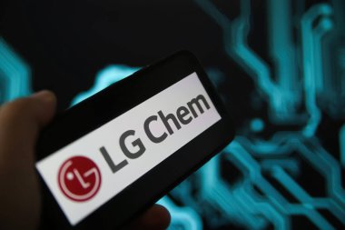 Viersen, Almanya - 9 Mayıs. 2021: Telefon ekranının kapatılması, pil üreticisi Ig Chem 'in logo harfleri, bulanık güç devresi arka planı