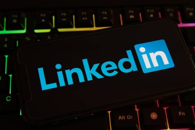 Viersen, Almanya - 1 Haziran. 2021: Telefon ekranının kapatılması ve bilgisayar klavyesindeki linkedin sosyal ağının logo harfleri