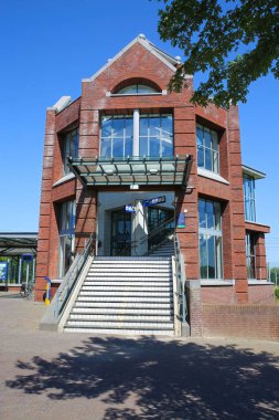 Helmond, Hollanda - 10 Temmuz. 2021: Mavi gökyüzüne karşı yeni brandevoort Hollanda tren istasyonunda yaz mevsimi