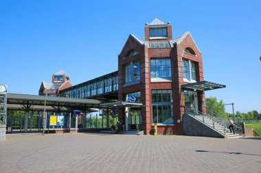 Helmond, Hollanda - 10 Temmuz. 2021: Mavi gökyüzüne karşı yeni brandevoort Hollanda tren istasyonunda yaz mevsimi