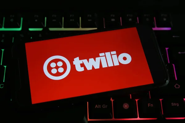 Viersen, Almanya - 1 Haziran. 2021: Telefon ekranının kapatılması ve bilgisayar klavyesinde twilio harfleri