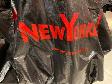 Monchengeldbach, Almanya - 24 Temmuz. 2021: Alman alışveriş merkezindeki mağazanın içinde New Yorker moda zincirinin logosu olan çanta kapanışı (Y harfinin merkezine odaklan)