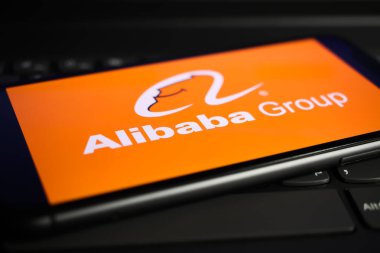 Viersen, Almanya - 1 Haziran. 2021: Cep telefonu ekranının kapatılması ve bilgisayar klavyesinde alibaba logosu
