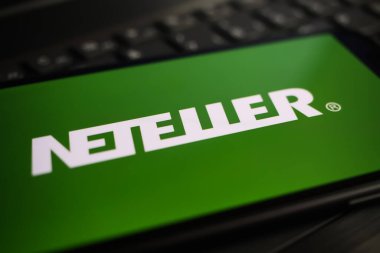Viersen, Almanya - 1 Haziran. 2021: Cep telefonu ekranının kapatılması ve bilgisayar klavyesinde internet ödeme hizmetleri ağı logosu