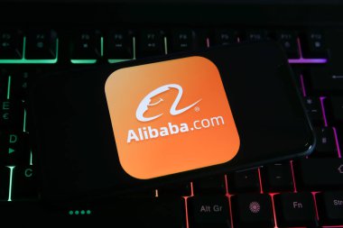 Viersen, Almanya - 1 Haziran. 2021: Cep telefonu ekranının kapatılması ve bilgisayar klavyesindeki alibaba.com logosu