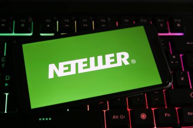 Viersen, Almanya - 1 Haziran. 2021: Cep telefonu ekranının kapanması ve bilgisayar klavyesinde ağ harfleri var