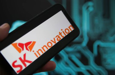 Viersen, Almanya - 9 Mayıs. 2021: Koreli sk yenilikçi pil üreticisi logo harfleriyle telefon ekranının kapatılması, bulanık güç devresi arka planı ( )