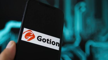 Viersen, Almanya - 9 Mayıs. 2021: Telefon ekranının kapatılması ve gotion pil üreticisinin logosu, bulanık güç devresi arkaplanı