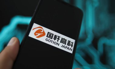 Viersen, Almanya - 9 Mayıs. 2021: Telefon ekranının kapatılması ve gotion pil üreticisinin logosu, bulanık güç devresi arkaplanı