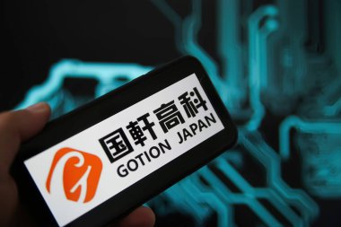 Viersen, Almanya - 9 Mayıs. 2021: Telefon ekranının kapatılması ve gotion pil üreticisinin logosu, bulanık güç devresi arkaplanı