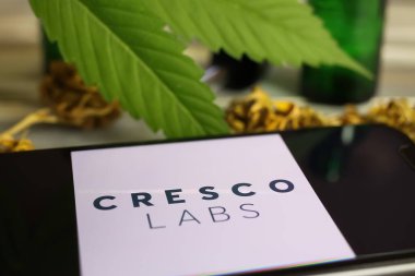 Viersen, Almanya - 9 Ocak. 2021: Cep telefonu ekranının kapatılması, kanabinoid şirketi cresco laboratuvarlarının logosu, bulanık marihuana yaprağı