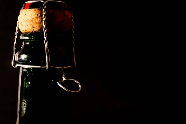 Прикриття Ізольованої Зеленої Пляшкової Шиї Шампанського Природним Корком Металевим Графом — стокове фото