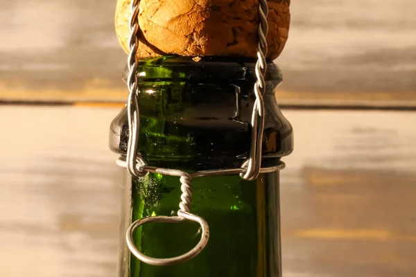Одяг Ізольованої Зеленої Пляшкової Шиї Шампанського Природним Корком Металевим Аграфом — стокове фото