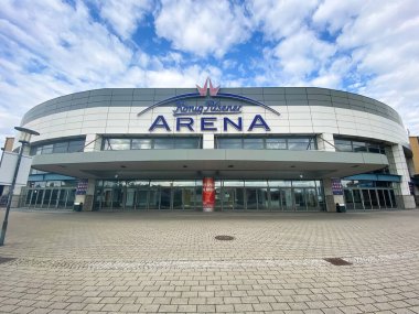 Oberhausen, Almanya - 9 Temmuz. 2021: Modern Buildung Konig sütunları üzerinde kare üzerine manzara bulutlu mavi yaz gökyüzünü yaşlandırıyor