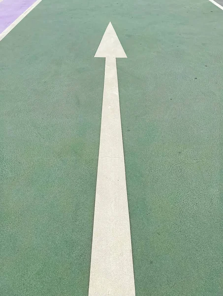 Simple Straightforward Solution Concept White Isolated Arrow Green Pavement Showing — Stock Photo, Image