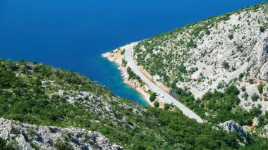 Akdeniz kıyısındaki eğimli yolda hava manzarası - Velebit dağları, Hırvatistan