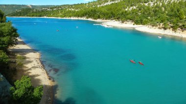 Vadideki renkli göl manzarası kanoları ve kumsalı olan - Lac de Sainte croix, Fransa