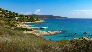 Akdeniz kıyısında panaoramik manzara ve mavi yaz gökyüzüne karşı kaya koymaları - Devam, Fransa