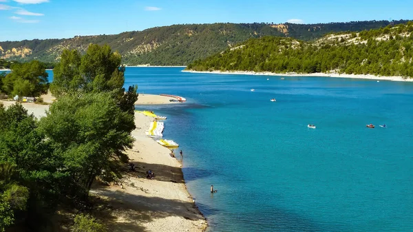 Vadideki renkli göl manzarası kanoları ve kumsalı olan - Lac de Sainte croix, Fransa
