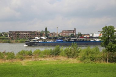 Düsseldorf (Kaiserswerth), Almanya - 9 Temmuz. 2021: Yolcu, araba ve bisiklet feribotuyla nehir ren manzarası