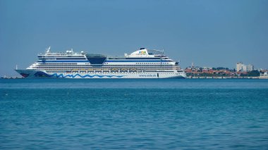 Düsseldorf (Kaiserswerth), Almanya - 9 Temmuz. 2021: Yolcu, araba ve bisiklet feribotuyla nehir ren manzarası