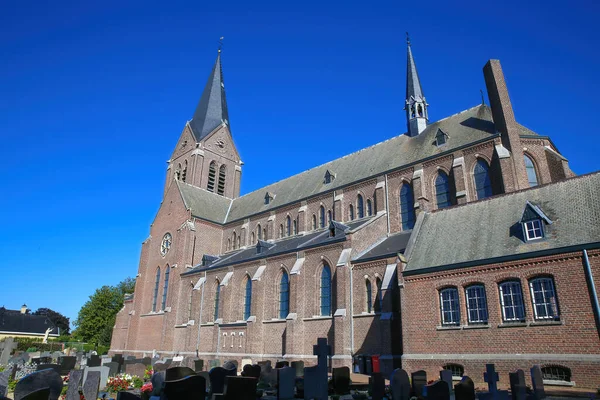 Vista Sobre Antiguo Cementerio Con Lápidas Iglesia Católica Medieval Contra —  Fotos de Stock